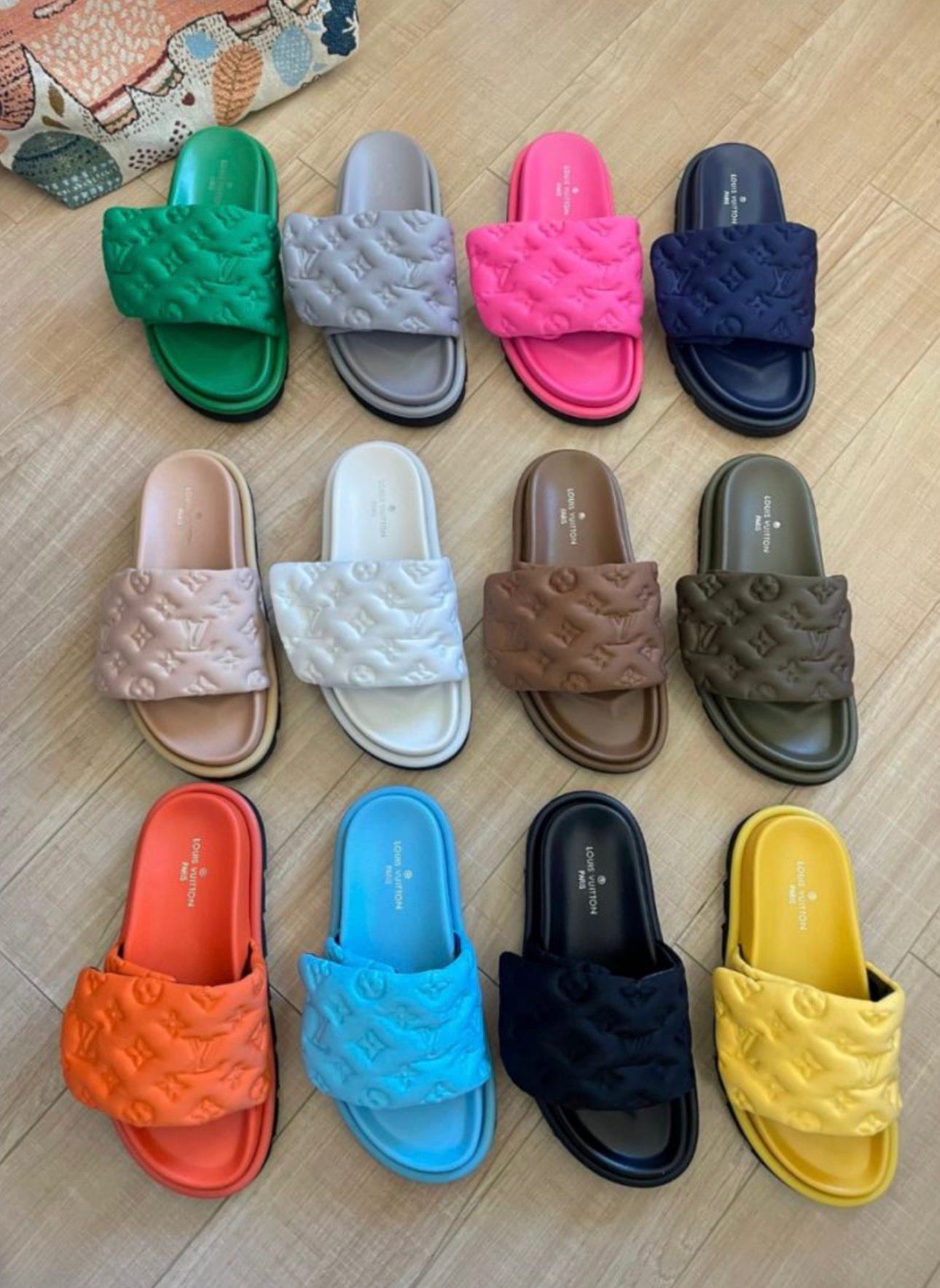 L.V / SANDALS