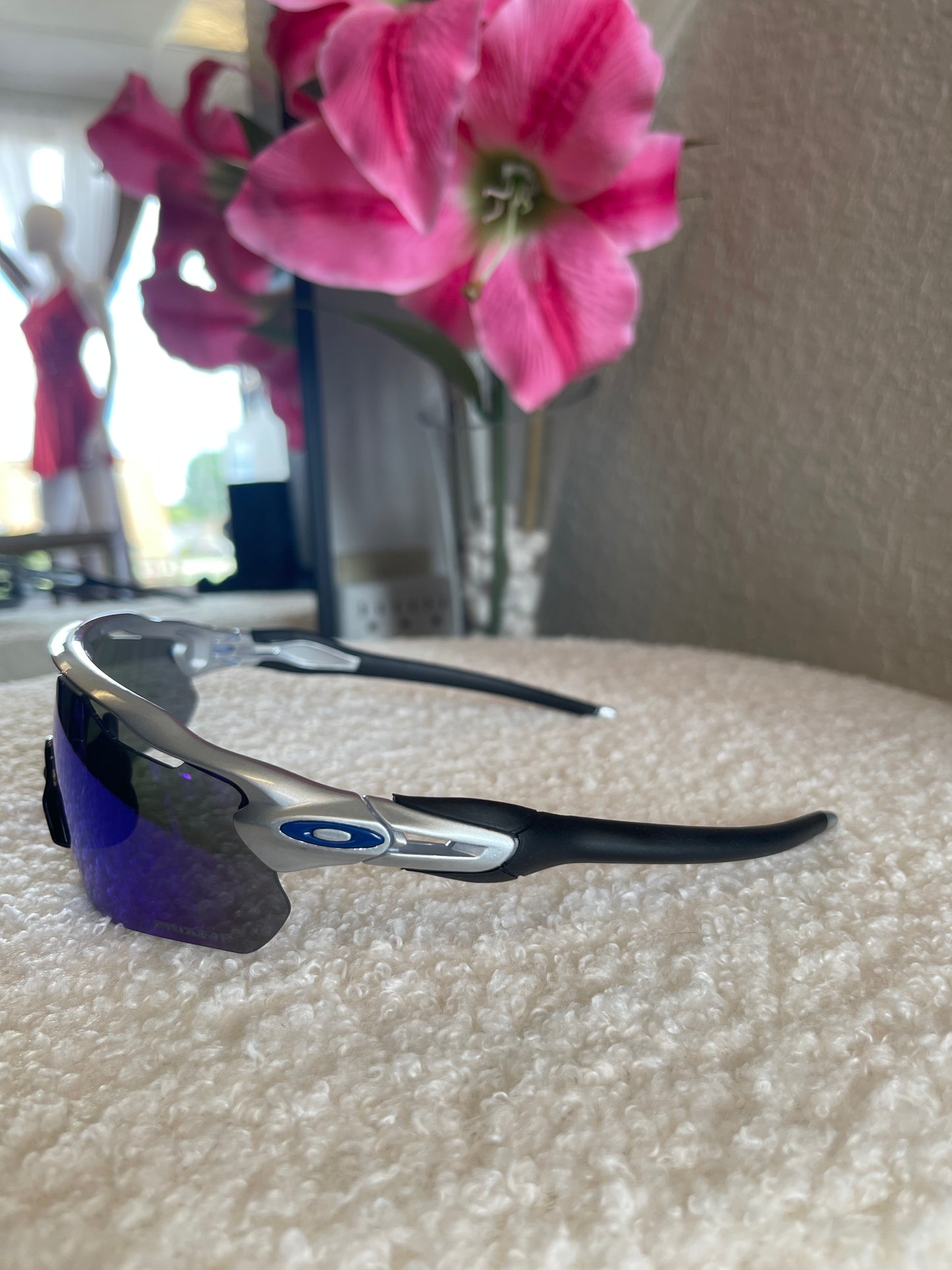GRAY & BLACK SUNGLASSES