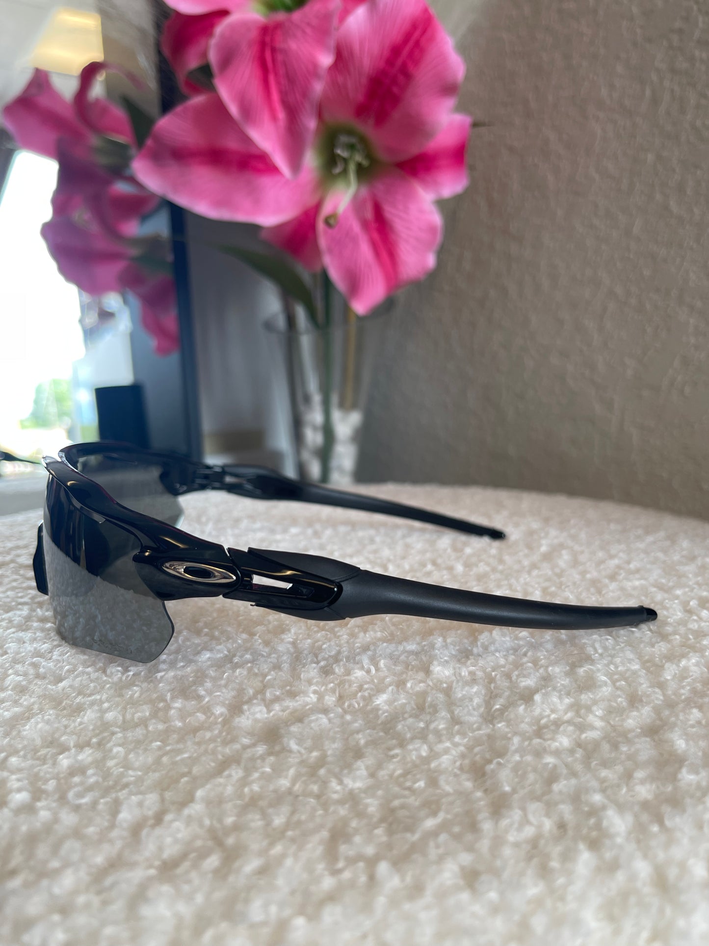 BLACK FRAME WITH METALLIC LENSES SUNGLASSES