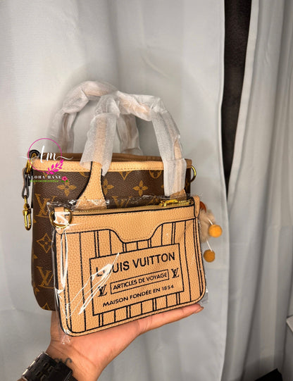 Cartera Pequeña Marrón y Crema con Charm