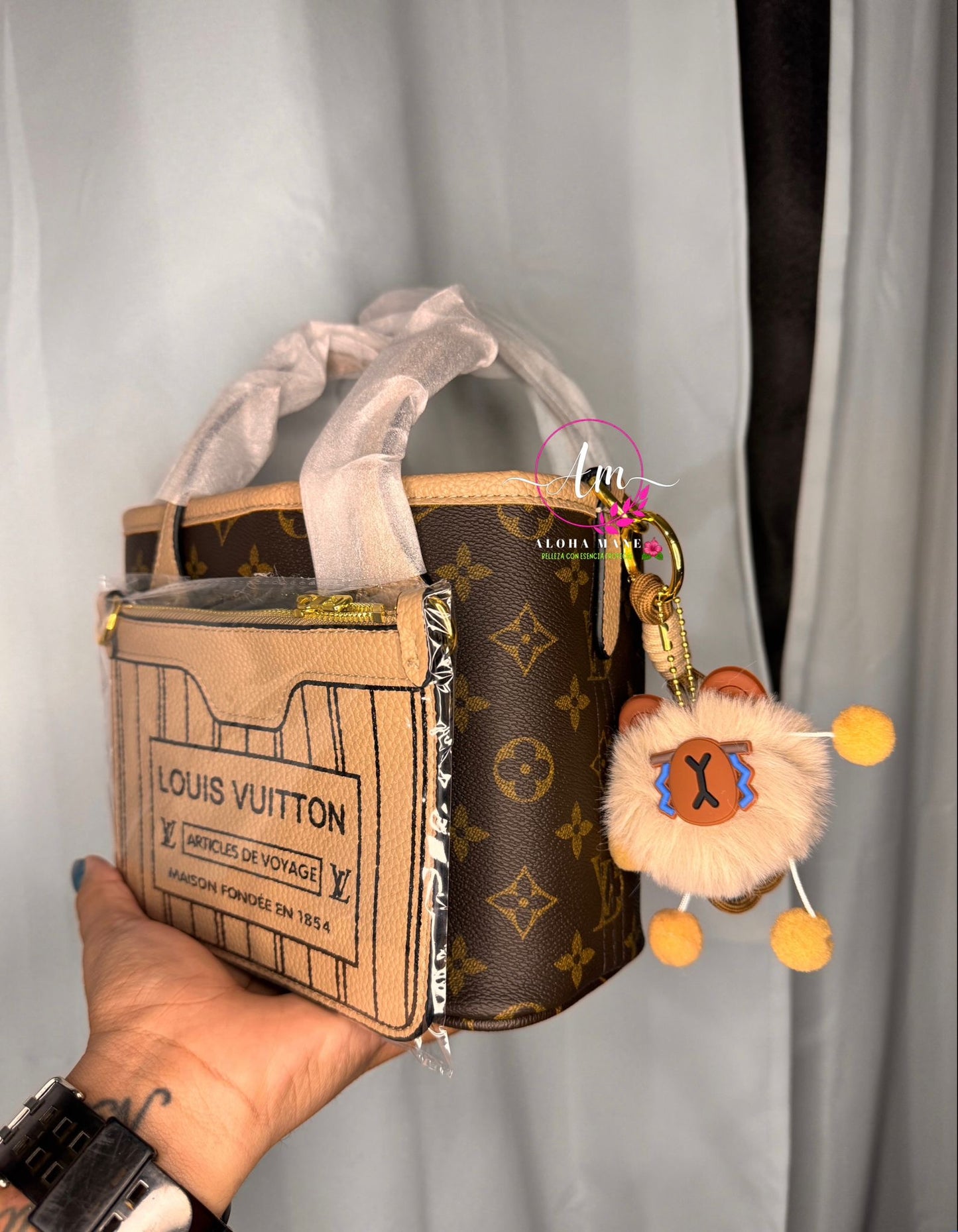 Cartera Pequeña Marrón y Crema con Charm