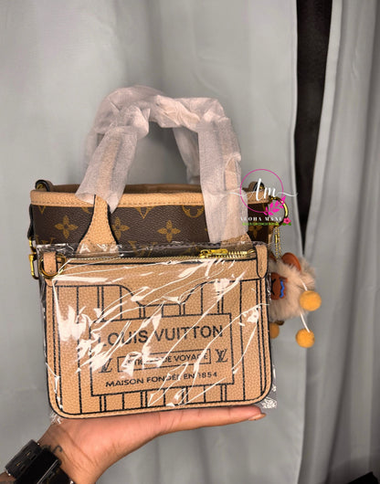 Cartera Pequeña Marrón y Crema con Charm