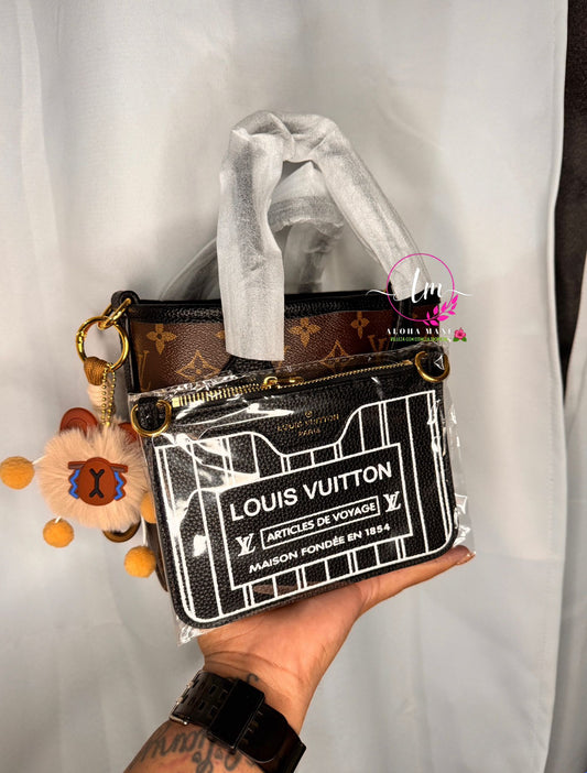 Cartera Pequeña Crema y Negra con Charm