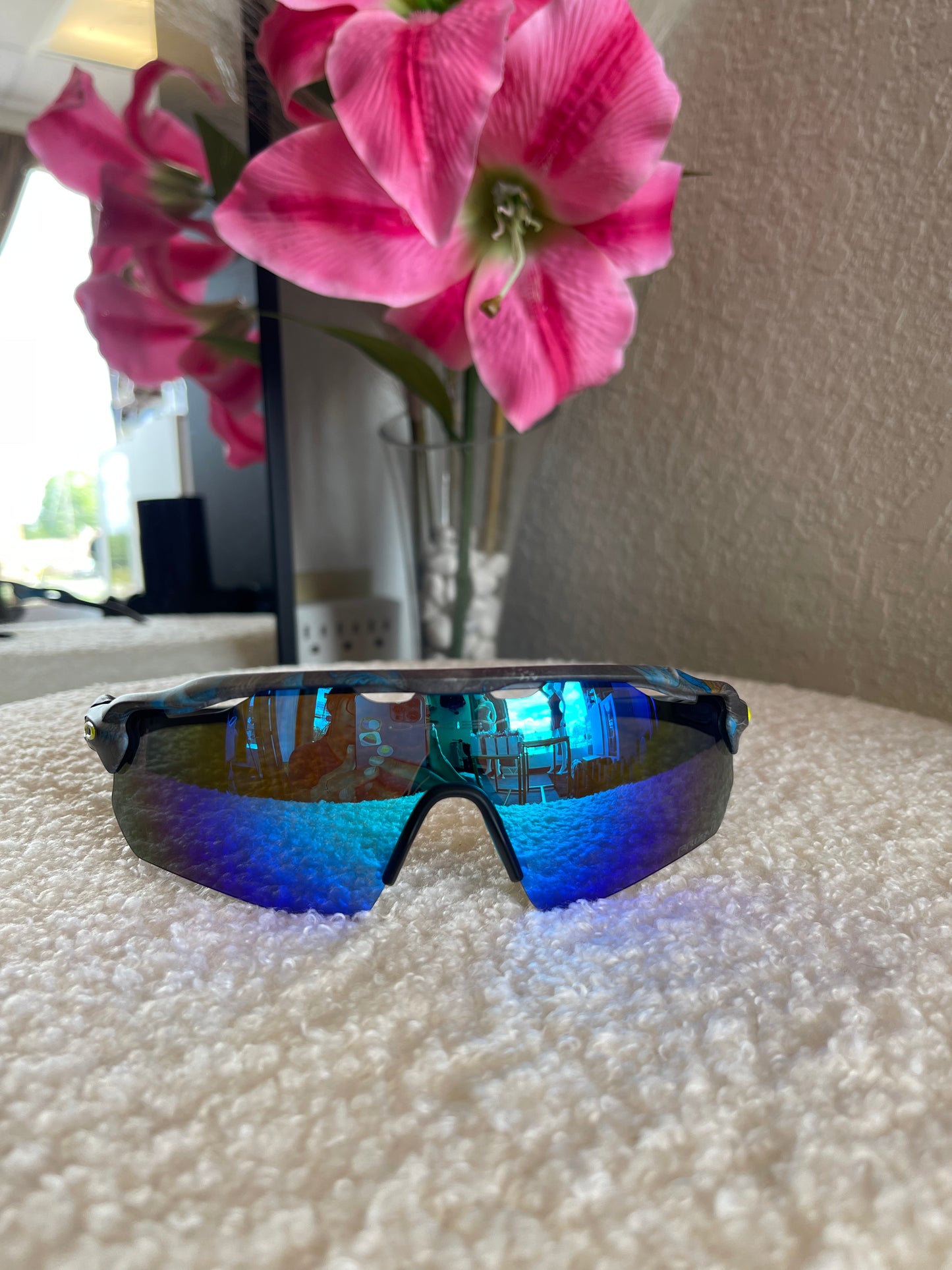 MARBLE GRAY AND BLUE SUNGLASSES