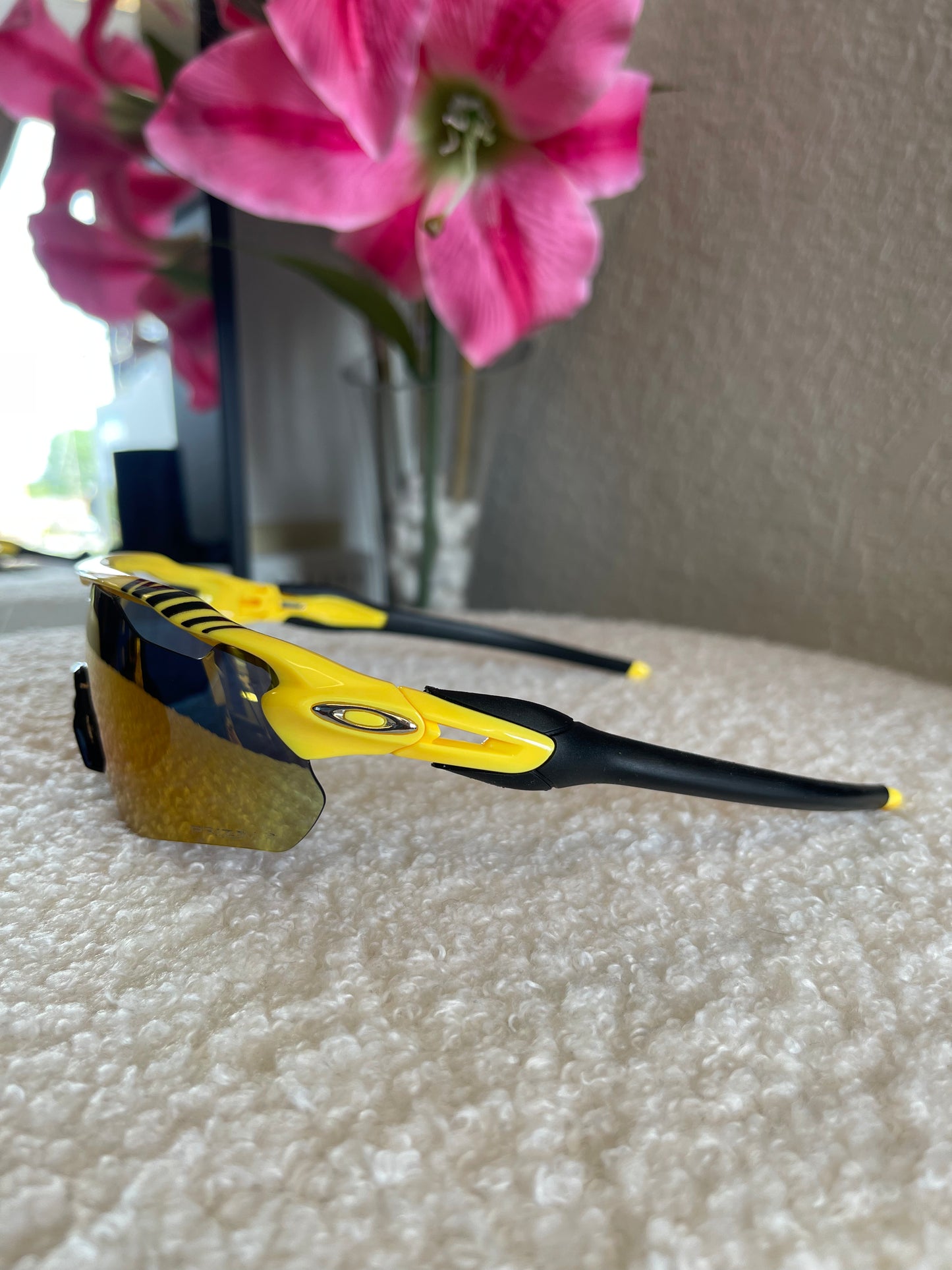 YELLOW SUNGLASSES