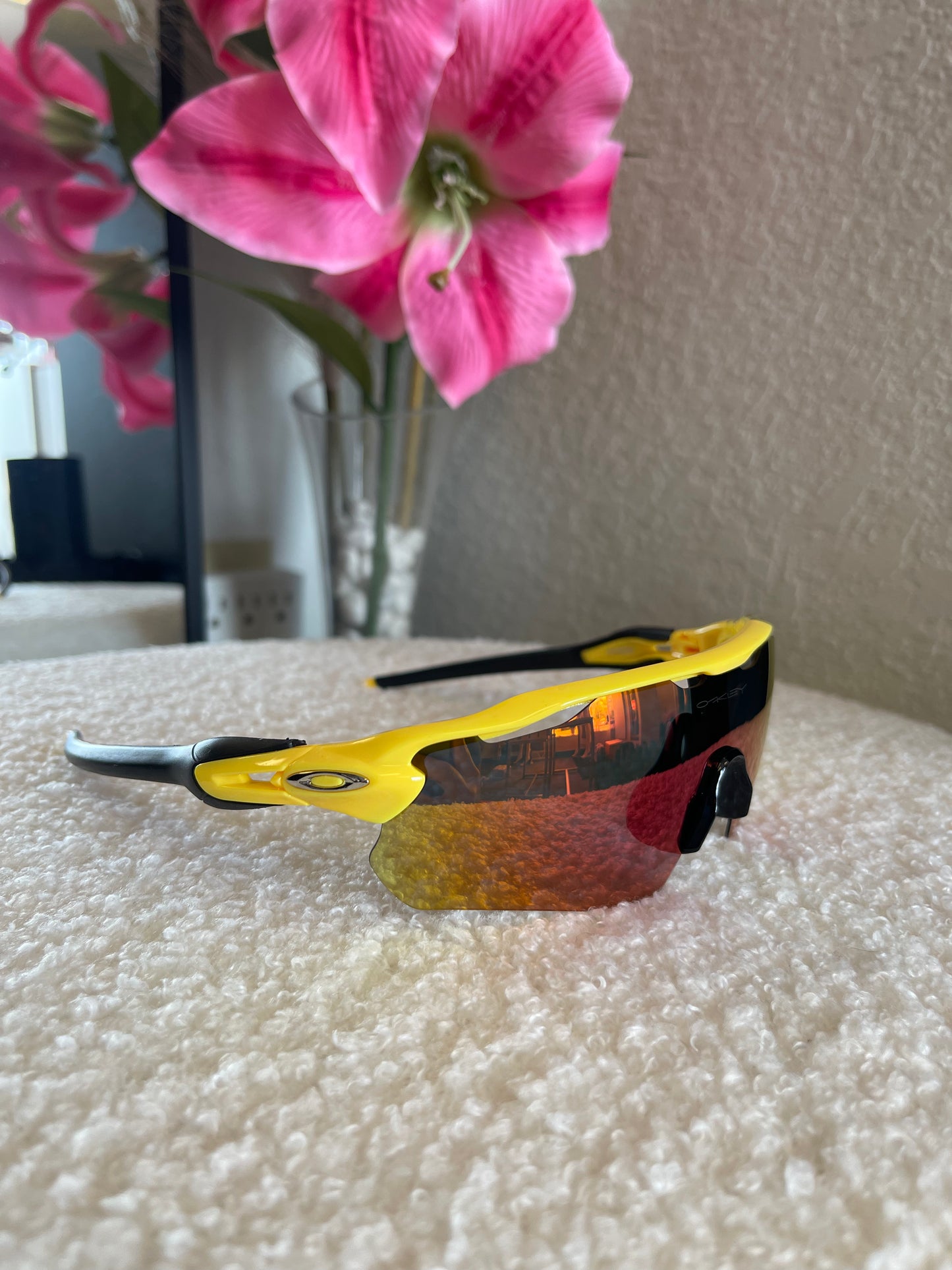 YELLOW SUNGLASSES