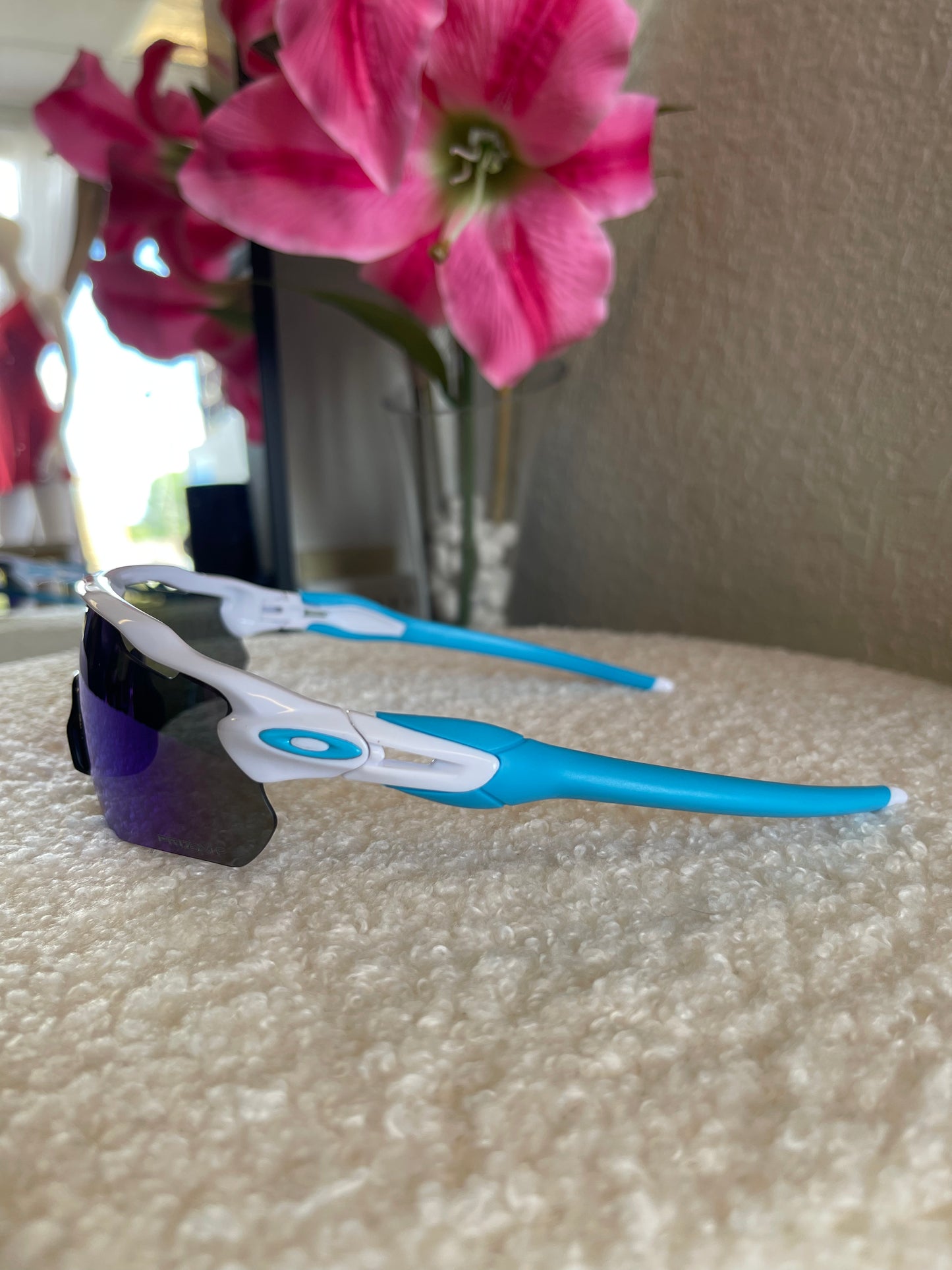 WHITE & BLUE SUNGLASSES