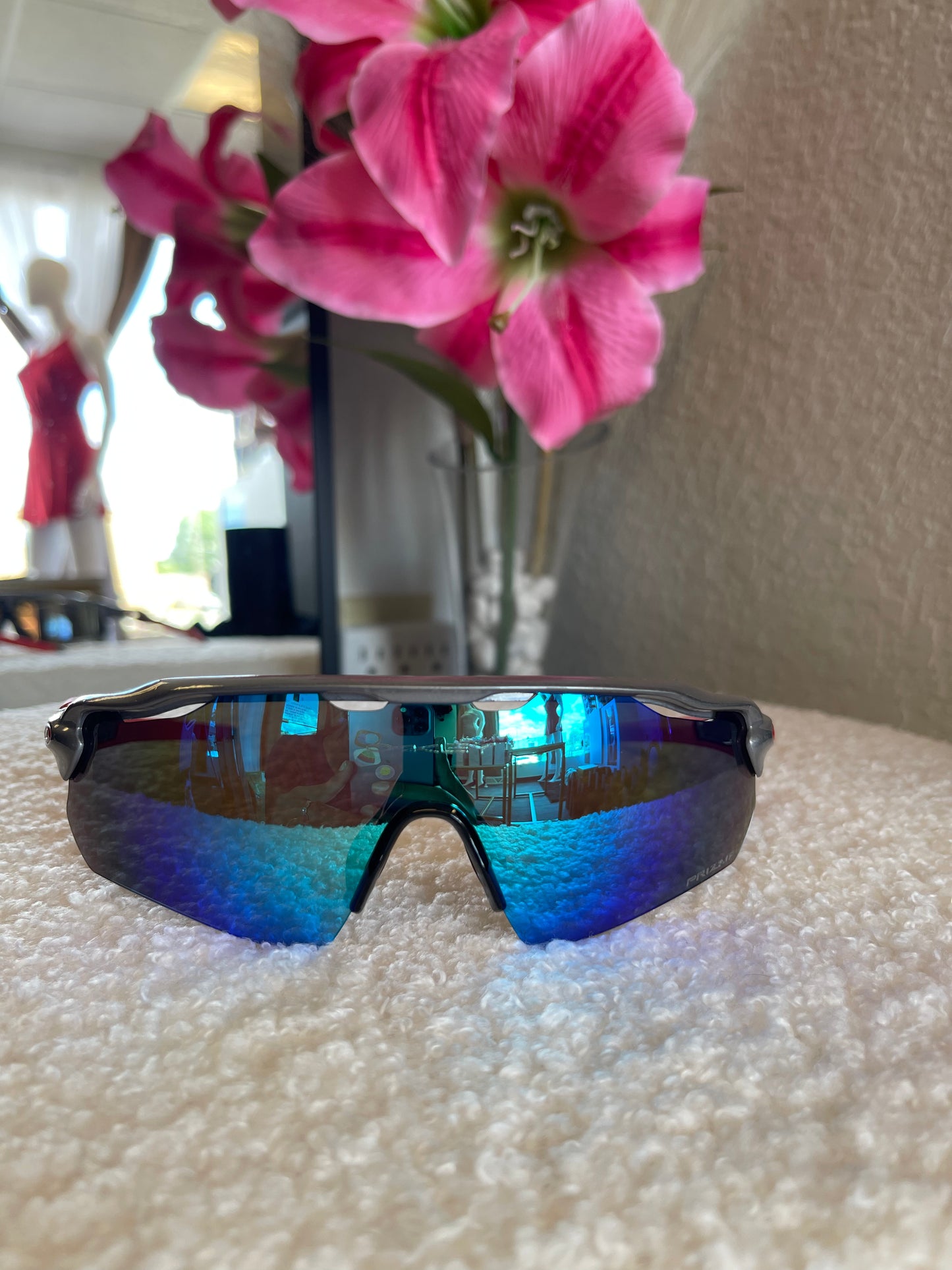 GRAY & RED SUNGLASSES