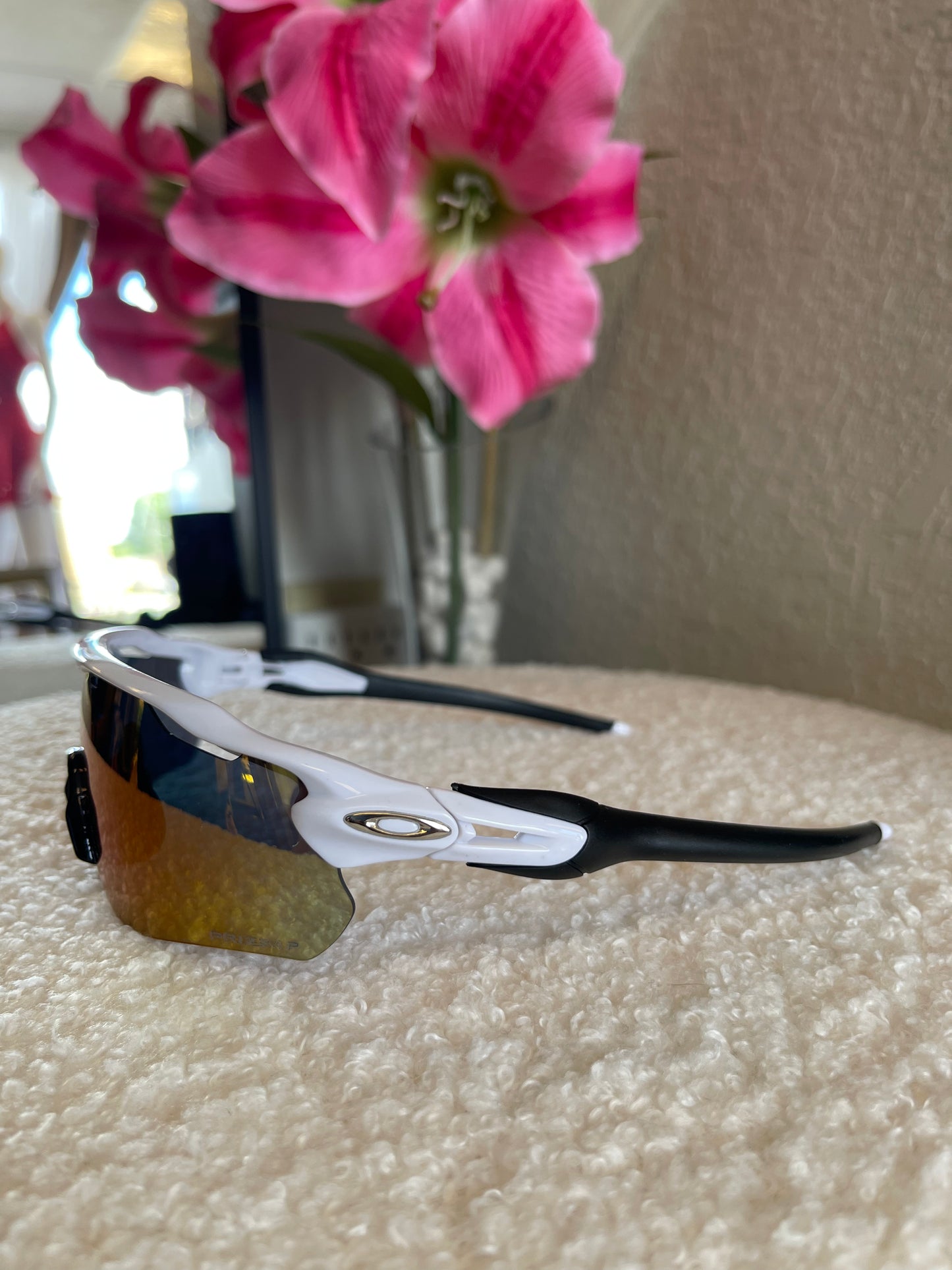 WHITE & BLACK SUNGLASSES