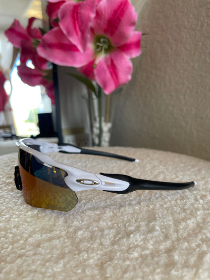 WHITE & BLACK SUNGLASSES