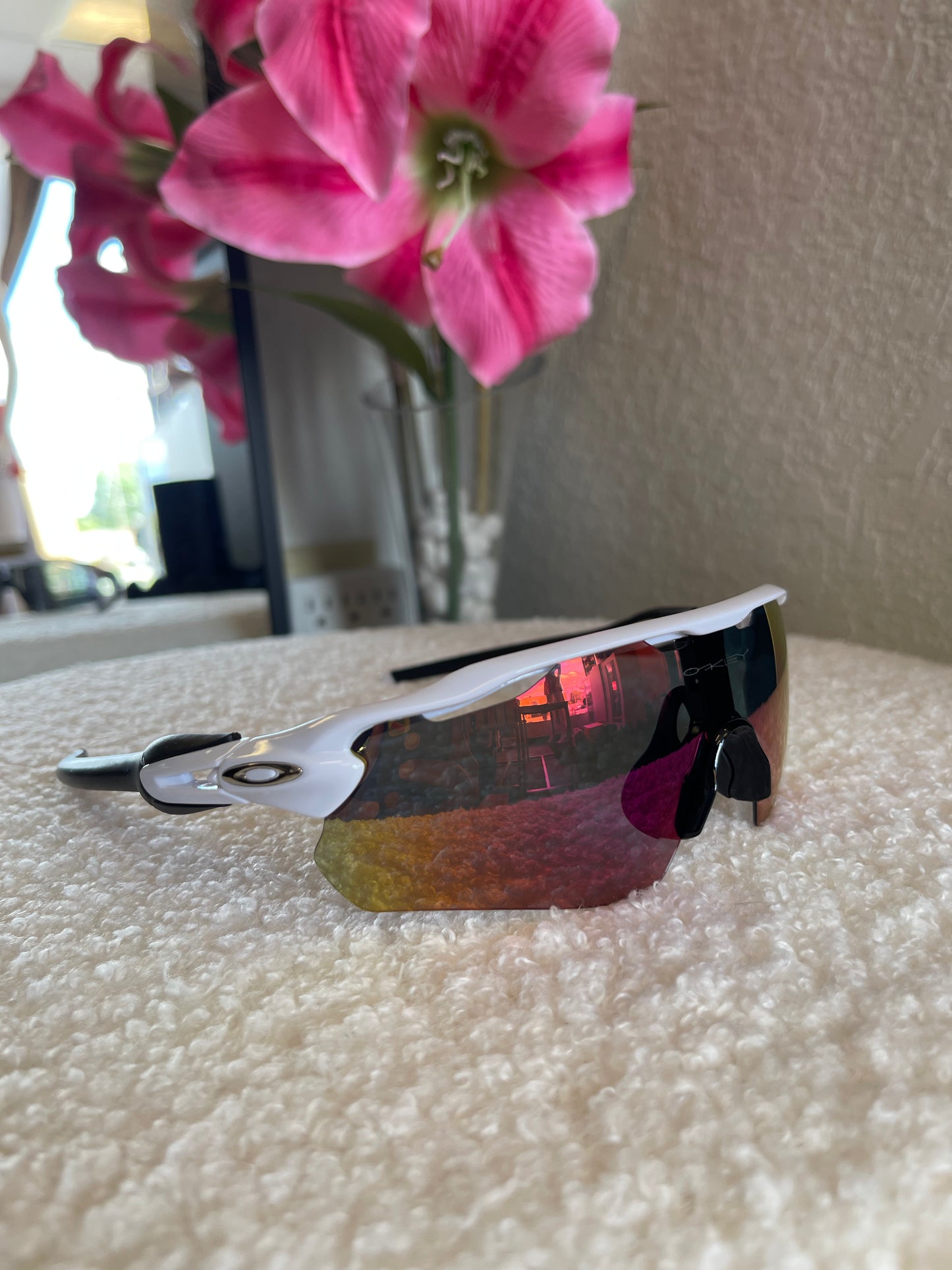 WHITE & BLACK SUNGLASSES
