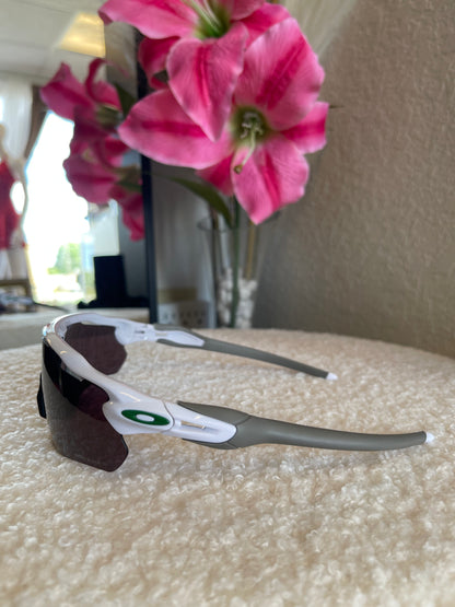 WHITE & GRAY SUNGLASSES