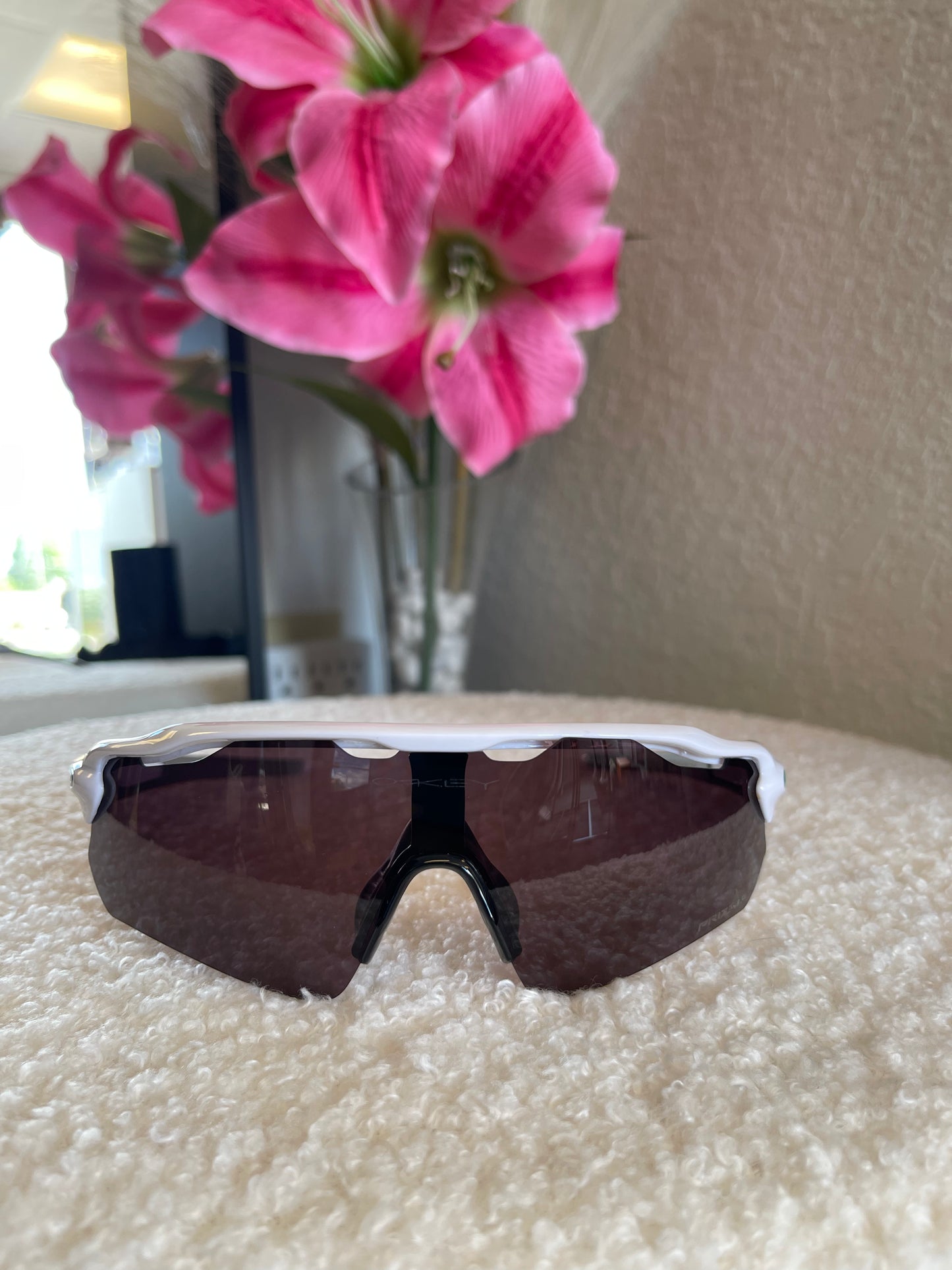 WHITE & GRAY SUNGLASSES