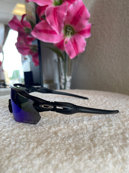 BLACK SUNGLASSES