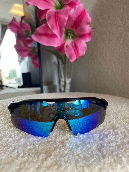 BLACK SUNGLASSES