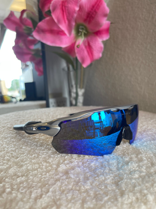 GRAY & BLACK SUNGLASSES