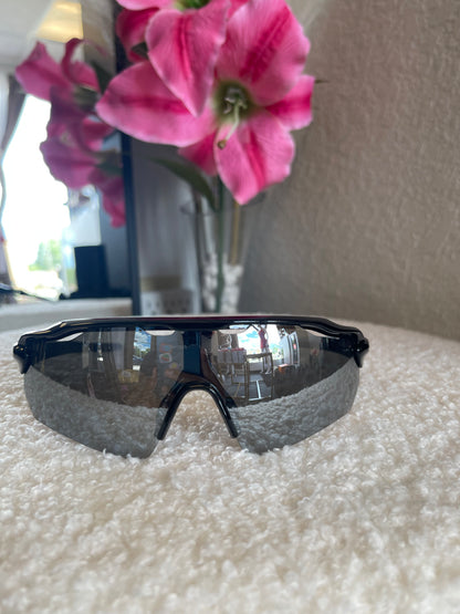 BLACK FRAME WITH METALLIC LENSES SUNGLASSES