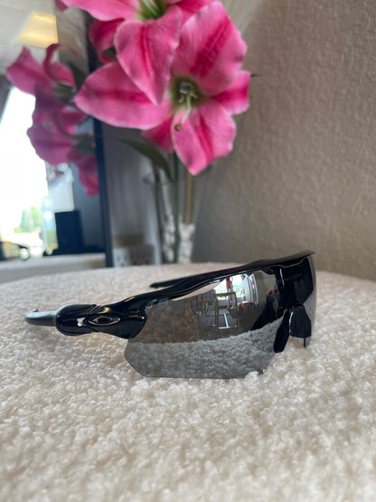 BLACK FRAME WITH METALLIC LENSES SUNGLASSES