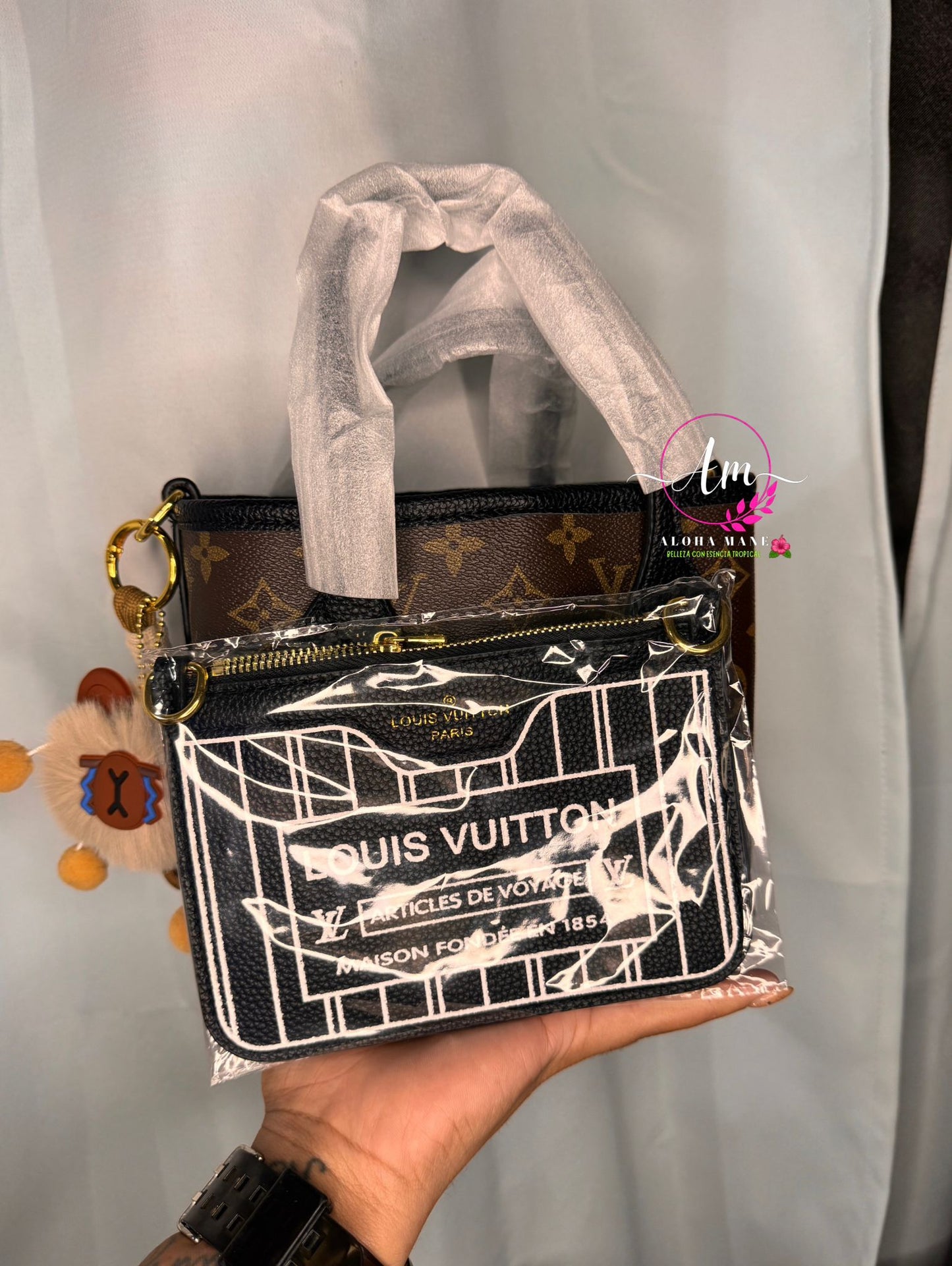 Cartera Pequeña Crema y Negra con Charm