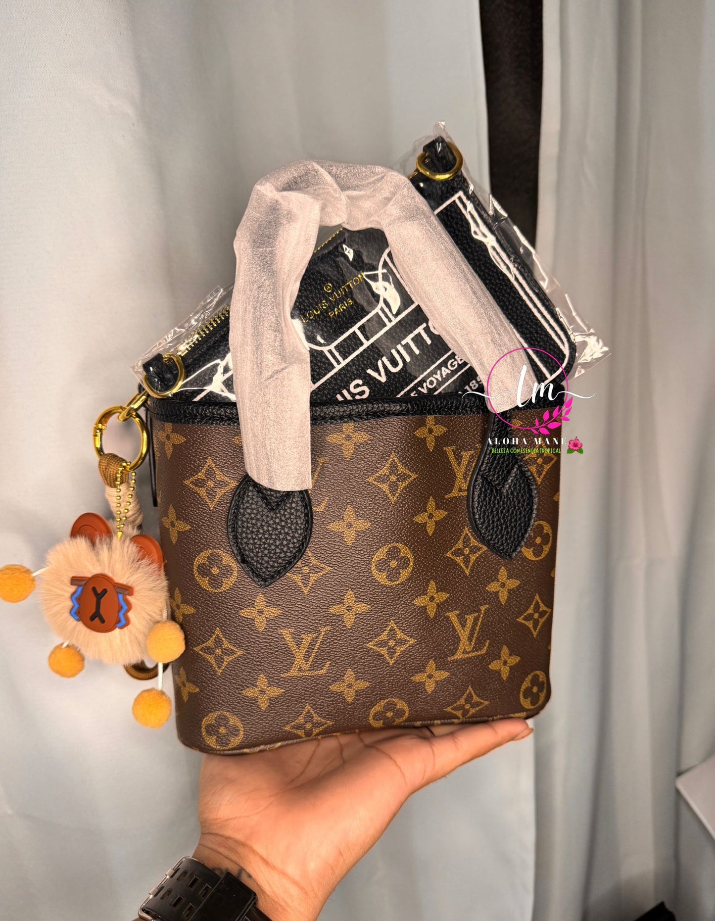 Cartera Pequeña Crema y Negra con Charm