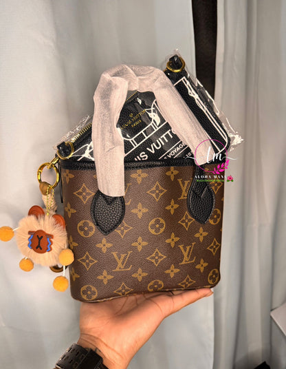 Cartera Pequeña Crema y Negra con Charm